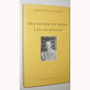 Der sidder en mand i en sporvogn