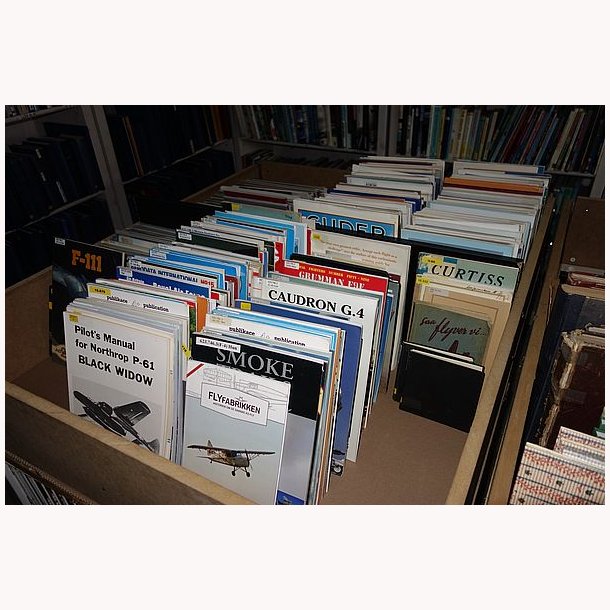 Flyhistoriske bger fra Flyvevbnets Bibliotek