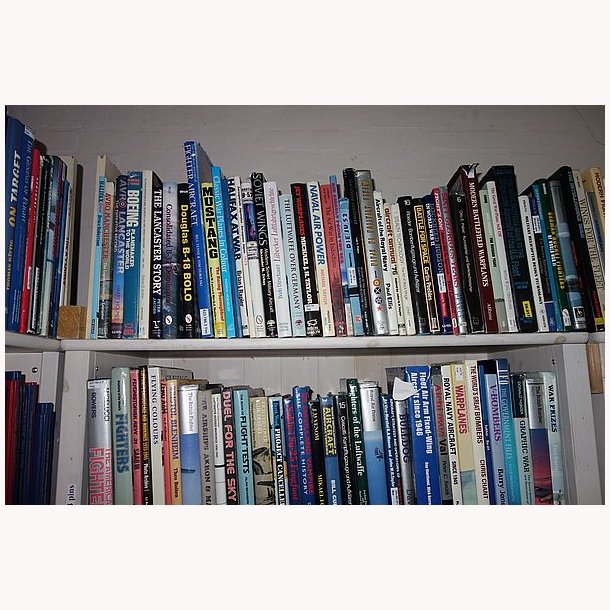 Flyhistoriske bger fra Flyvevbnets Bibliotek