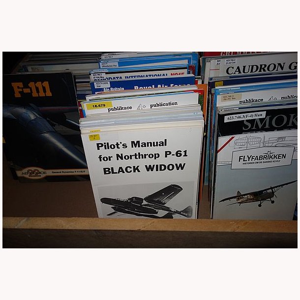 Flyhistoriske bger fra Flyvevbnets Bibliotek