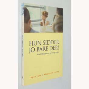 Hun sidder bare der! 