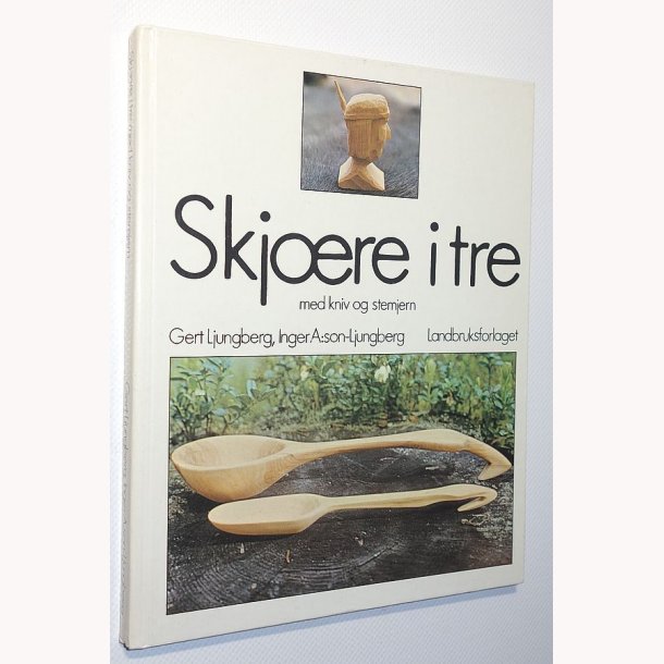 Skjre i tre med kniv og stemjern